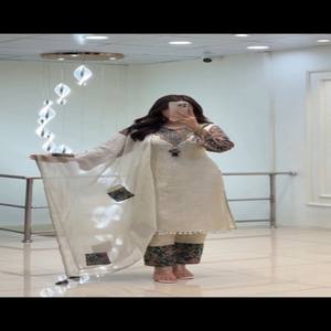 Ensemble de costume VASTRA COTTAGE en tissu Banarasi pur avec col en jacquard Zari fait main, pantalon soyeux et dupatta pour occasions festives - Product Image 1