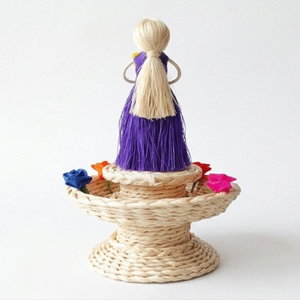 Figurine de poupée tissée à la main avec robe violette et fleur jaune sur base ronde, décoration bohème pour la maison, présentation sur table intérieure - Product Image 5
