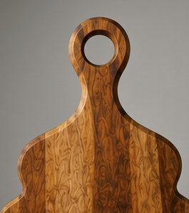 Planche de service de luxe en bois de manguier festonné, planche à découper moderne à bords ondulés avec trou de suspension, plateau à fromage - Product Image 2