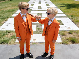 Conjunto de Traje Naranja Brillante para Niños en Oferta – Esmoquin Formal de 5 Piezas con Chaleco y Corbata de Moño para Bodas y Fiestas - Product Image 2