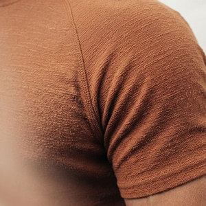 Haut à capuche à manches courtes pour homme, pour la gym en intérieur, OEM, pour l'entraînement, résistant à l'usure, en tissu doux texturé avec ourlet, à prix bas - Product Image 4