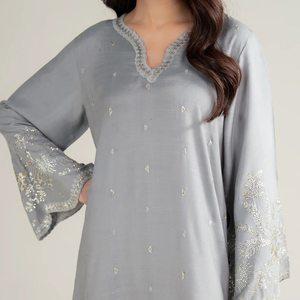 Elegante Vestido Maxi de Gasa Gris Bordado con Patrón Sólido, Manga Mariposa, Corte A, Hecho a Mano, Ecológico y Natural para Todos - Product Image 6