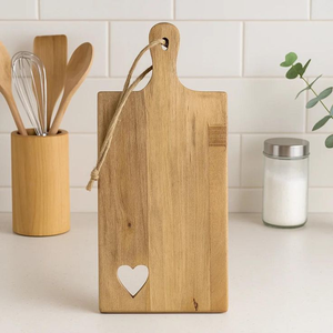 Preciosa tabla de servir rectangular clásica con un lindo recorte en forma de corazón y cuerda rústica para colgar, disponible a precio de mayoreo. - Product Image 1