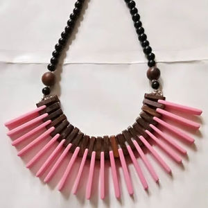 Collar de resina rosa con flecos y cuentas de madera, joyería de moda para mujer, accesorio de disfraz, collar llamativo hecho a mano - Product Image 1