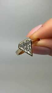 Bague de promesse unique en diamant de laboratoire 3,01 carats taille bouclier, or jaune 14 carats, moderne, personnalisable, bijoux fins, cadeau pour petite amie - Product Image 3