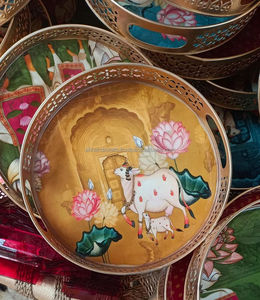 Plateau de service décoratif rond en fer, style Kalamkari, avec motif paire de paons, art populaire, et bordure découpée dorée - Product Image 3