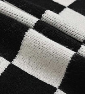 เสื้อสเวตเตอร์คอวีแขนกุดระบายอากาศได้ดี ผลิตจากวัสดุที่ยั่งยืน เป็นมิตรต่อสิ่งแวดล้อม ลายทางสไตล์วาร์ซิตี้ สำหรับตลาดแฟชั่นที่มีคุณธรรม - Product Image 3