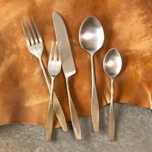 Juego de Cubiertos de Acero Inoxidable Hechos a Mano con Diseño Elegante, Ecológicos y Aptos para Lavavajillas para Uso Diario en el Hogar y la Cocina - Product Image 1