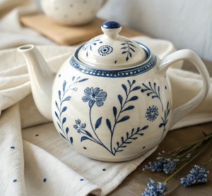 Encantadora tetera con diseño de lunares, boquilla de vertido suave, mango de agarre cómodo, cuerpo que retiene el calor, perfecta para servir té con elegancia. - Product Image 3