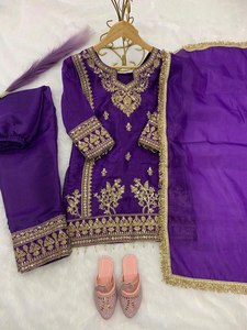 Ensemble palazzo en soie brodée GMY Premium pour filles avec dupatta |   Tenue ethnique pour enfants avec motifs de codes complexes - Product Image 2