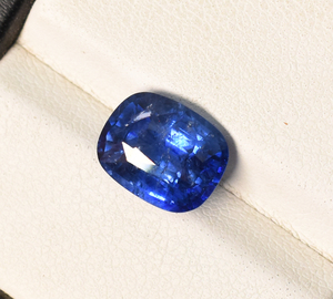 พลอยไพลินสีน้ำเงินธรรมชาติ: 4.30 กะรัต ทรงคุชชั่น 10X7X5.8 มม. - Product Image 4