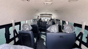 Minibús Toyota Hiace 2017 con Volante a la Izquierda, Fuente de Energía Híbrida y 3 Años de Garantía en Venta con Descuento - Product Image 3