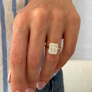 Anillo de compromiso con diamante radiante alargado de 5 quilates cultivado en laboratorio, engaste de bisel, oro amarillo de 14k, anillo de vástago dividido, certificado IGI - Product Image 4