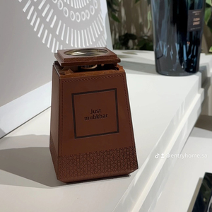 Brûleur Mubkhar en bois avec revêtement en cuir moderne, forme carrée conique, finition brun riche et détails texturés géométriques pour les parfums - Product Image 3