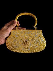 กระเป๋าคลัทช์ทองเหลืองสลักลายทันสมัยพร้อมช่องใส่ของแบบโซ่ ราคาพิเศษ ของชำร่วยงานแต่งงาน ทองเหลืองพรีเมียม สำหรับผู้หญิง โดย UO - Product Image 2