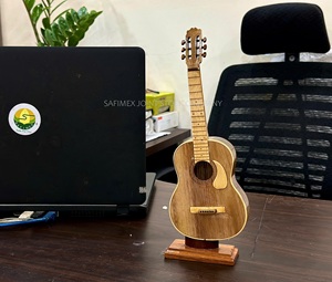 Modèles d'instruments de musique en bois de qualité supérieure : Violon/Guitare miniature, artisanat souvenir, bois massif personnalisé, fabriqué en usine au Vietnam - Product Image 1