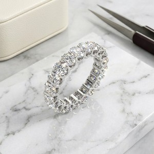 Bague éternité ovale sertie de pierres de 7,50 carats au total - Product Image 3