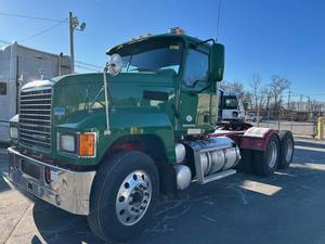 Tractor diésel industrial de servicio pesado 6x4 para logística de materiales de construcción y transporte por carretera - Product Image 4