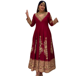 Esta temporada de bodas ofrece un salwar kameez pakistaní con un llamativo patrón de gran tamaño, disponible en tallas grandes y color rojo. - Product Image 1