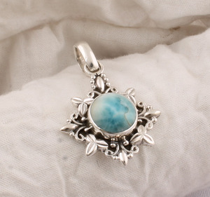Colgante de Labradorita Natural con Engaste de Bisel en Plata de Ley 925, Gema Azul Océano, Joyería Artesanal Estilo Vintage Boho, Venta al por Mayor - Product Image 1