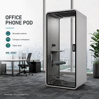Cabine téléphonique de bureau moderne et compacte gris clair avec porte en verre arrondie, étagère de bureau et tabouret