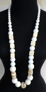 Collier de perles rondes blanches avec accents rayés et cubiques, bijoux fantaisie pour femmes, collier de perles épaisses en résine fait main, résine blanche - Product Image 4