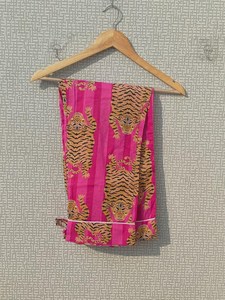 ชุดนอนผ้าฝ้ายลายเสือ: ชุดนอนทำมือจากอินเดีย ชุดลำลองสุดเก๋ - Product Image 3