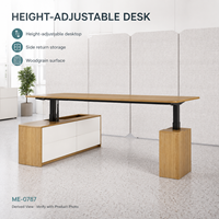 Bureau de travail moderne en forme de L, réglable en hauteur, avec plateau en bois grainé, rangement latéral blanc, colonnes de levage noires, usage commercial
