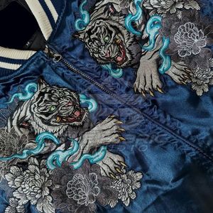 เสื้อแจ็คเก็ตผ้าซาตินปักลายพรีเมียมจาก Fabric Studio พร้อมโลโก้ด้านหน้า แบบสั่งทำพิเศษ เป็นมิตรกับสิ่งแวดล้อม ระบายอากาศได้ดี น้ำหนักเบา บริการ OEM - Product Image 3