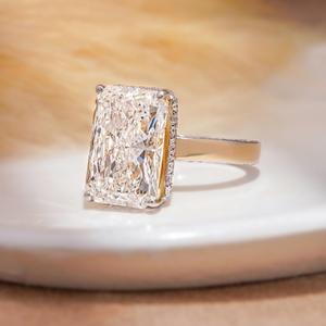 La bague de luxe parfaite avec un diamant solitaire de 10 carats certifié IGI, couleur E, clarté VVS2, diamants taille radiant et diamants ronds d'appoint. - Product Image 5