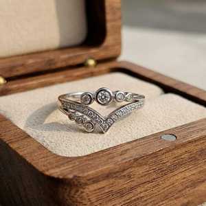 Bague pavée incurvée en moissanite taille ronde en forme de V, bande chevron, religieuse, en argent 925, cadeau de fiançailles, bijoux de fête - Product Image 4