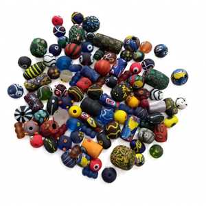 Lot mixte en gros de perles de verre africaines, formes assorties : rondes, disques, tubes, bicônes, en verre poudré, Millefiori, enroulées, vintage - Product Image 1