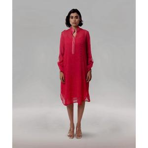 Robe décontractée rouge élégante et intemporelle avec des plis raffinés et un design minimaliste pour un style urbain chic - Product Image 2