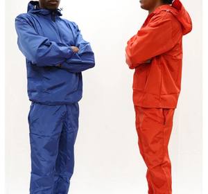 Conjunto de dos piezas OEM para hombre: Chaqueta de nailon con cremallera y logotipo personalizado en la solapa y pantalones deportivos acampanados, conjunto de chándal cortavientos. - Product Image 2