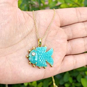 Collier pendentif poisson sculpté à la main en amazonite naturelle sertie de griffes, avec chaîne en laiton plaqué or 18 carats, design perlé - Product Image 1