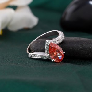 Bague de fiançailles pour femme en or jaune 14 carats avec diamant de laboratoire taille poire rouge vif 2,10 carats, clarté VS1, sertissage à griffes, classique et raffinée - Product Image 2