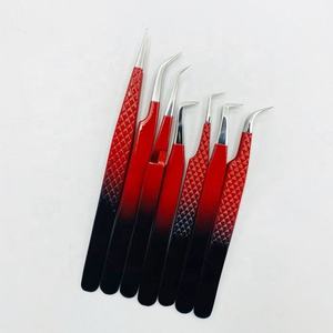 Pinces à extensions de cils en acier inoxydable thermolaqué rouge et noir avec pointe anti-magnétique de précision en argent et poignée diamantée - Product Image 2
