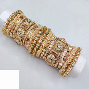 Charmant Kundan Meenakari et Perle Bangles Set Designer Glam Finition Bijoux pour Femmes Parfait pour les Mariages - Product Image 1