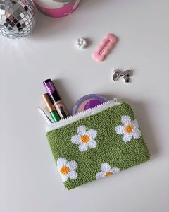 Monedero bordado a mano con intrincados adornos de cuentas y patrón floral. Hermoso monedero artesanal con cuentas. - Product Image 4