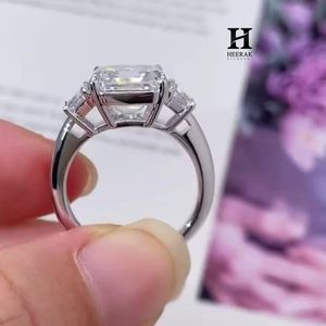 Anillo de Compromiso de Lujo con Diamante Cultivado en Laboratorio, Corte Asscher, Oro Blanco de 14K, Anillo de Tres Piedras con Diamantes Laterales Trapezoidales, Anillo de Boda - Product Image 3