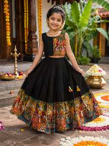 Conjunto de Lehenga Tradicional Negro de Algodón para Niñas con Borde Estampado Colorido, Impresión Digital, Corte Holgado, Largo hasta el Suelo, para Diwal - Product Image 1