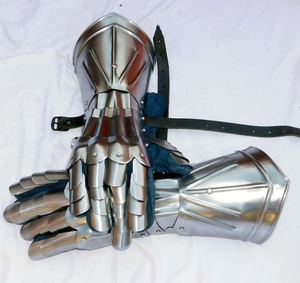 Gants de guerrier gothiques en acier plaqué argent, style antique, artisanat métallique, objet de collection - Product Image 5