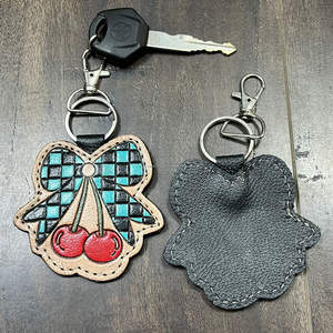 พวงกุญแจหนังวัวแท้ลายตารางหมากรุก ดีไซน์โบว์เชอร์รี่ งานแฮนด์เมด ของที่ระลึกสุดฮิตปี 2026 สำหรับทุกเพศ - Product Image 6