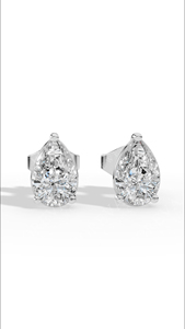 Boucles d'oreilles clous solitaires en diamant de laboratoire taille poire à trois griffes allongées et fluides, en or 14K, bijoux fins de luxe, fournisseur en gros - Product Image 3