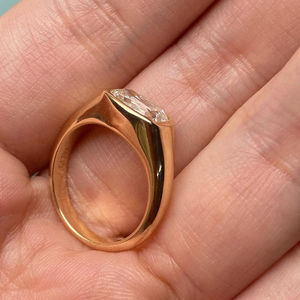 แหวนเพชรทรงมรกตคลาสสิก เพชรเลี้ยงในห้องปฏิบัติการ ทองคำขาว 14K ชุบโรเดียม รับรองโดย IGI เครื่องประดับหมั้นสำหรับผู้หญิง สี E - Product Image 5