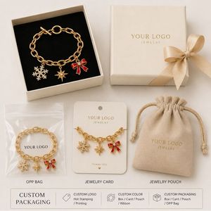 Bracelet de Noël pour femmes avec breloques flocon de neige et étoile, laiton plaqué or 18 carats, vente en gros personnalisée - Product Image 2