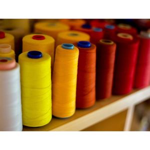 Fil recyclé cardé NE 20s/1 de haute qualité, 100% coton, teintes foncées, durable et écoresponsable, pour tricot à la main, finition lisse, tissé - Product Image 3