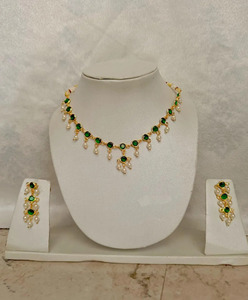 Juego de Collar y Aretes de Perlas con Piedras Verdes Chapadas en Oro Premium, Joyería Elegante y de Lujo para Novias, Bodas y Moda Femenina, Venta al Por Mayor - Product Image 1
