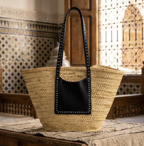 Sac fourre-tout marocain en paille tressée à la main avec poche en cuir cloutée et longues bandoulières - Product Image 2