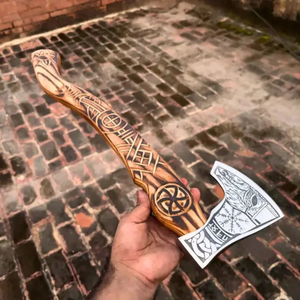 LEGACY BLADES Hacha Tomahawk Hecha a Mano con Mango de Madera Grabado y Funda de Cuero para Uso en Supervivencia al Aire Libre - Product Image 2